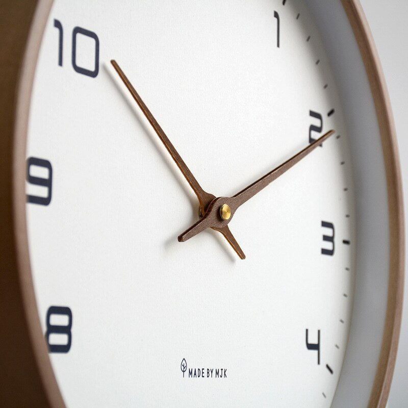 NordicTime houten wandklok - stil Scandinavisch design voor een vredig huis